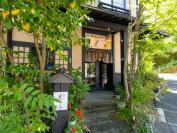 緑に囲まれたアプローチ。愛らしい看板猫が出迎えてくれる