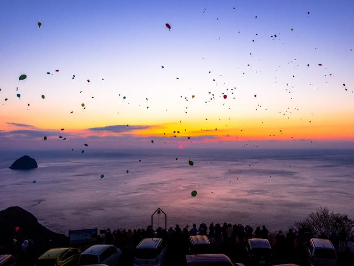 <font color="#ff4500"><strong>空の公園</strong></font>（佐伯市）<br>「空の公園」の名のとおり、空と海の境目が分からないほどに青の世界が広がる絶景の地で、ドライブコース「豊後くろしおライン」に位置します。標高はおよそ250m。眼下に太平洋（日向灘）を見渡すことができ、晴れた日には四国の山々まで見ることができます。<hr><span style="font-size:14px;">【DATA】<br />住所／佐伯市蒲江大字畑野浦<br>問合せ／0972-35-6111（佐伯米水津振興局）<br><a href="https://www.visit-saiki.jp/spots/detail/716a305e-be44-40e6-98d4-6570f95d6fa9" target="_blank"><font color="#0033ff">HPはこちら</font></a></span><br><br>