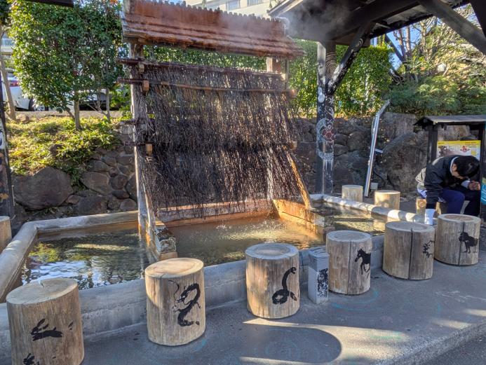 <span style="font-size:14px;">『ひょうたん温泉』入口には、この「湯雨竹®（ゆめたけ）」を利用した「足湯」があります。<br>無料で楽しめるので、ぜひ、体験してみてくださいね。</span><br><br>