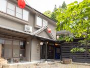 石畳通りの脇道にある宿。週末の『おきぱん』を楽しみに訪ねてくる人も多い