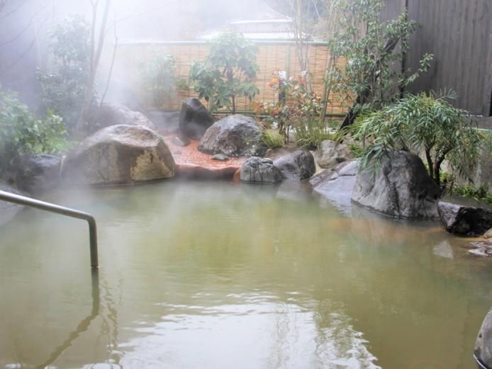 <font color="#800080"><strong>夷谷温泉</strong></font><br>夷耶馬と呼ばれる風光明媚なロケーションが楽しめる夷谷温泉。のどかさと泉質良さが人気で、褐色の湯は健康にも良く湯治としての利用も多い。休憩室の窓から奇岩奇峰の連なる景勝地、耶馬溪に似ていることから名付けられた夷耶馬の景観を楽しむことができる。<hr><span style="font-size:14px;">【DATA】<br >・住所／豊後高田市夷1851-1<br>・電話／0978-54-2995<br>・種類／内湯、露天<br>・泉質／硫酸塩泉<br><a href=" https://www.city.bungotakada.oita.jp/site/showanomachi/2001.html " target="_blank"><font color="#0033ff">詳細はこちら</font></a></span><br><br>