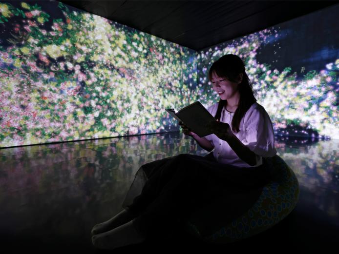▲暗闇で本が読めるブックライトの貸し出しもしています
