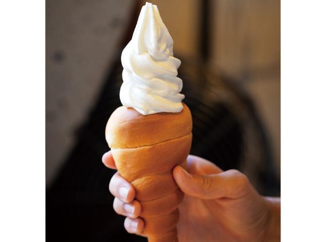 <font color="#ff1493"><strong>麦屋カフェ</strong></font><br>古い町家の外観がかわいいカフェ。ここで人気なのが、なんとコーンの代わりに、揚げたてのコロネの上にアイスがのった変わりダネソフトクリーム。バニラ味のほかに、日田の特産品である梨や柚子胡椒味もあります。柚子胡椒は意外な美味しさにビックリ！<hr><span style="font-size:14px;"><strong>【DATA】 </strong><br /> 住所／日田市豆田町9-2<br>電話／0973-28-5582<br>駐車場／なし<br>アクセス／日田ICから車で約10分<br /><a href="https://www.facebook.com/mugiyacafe/" target="_blank"><font color="#0033ff">詳細はこちら</font></a></span>