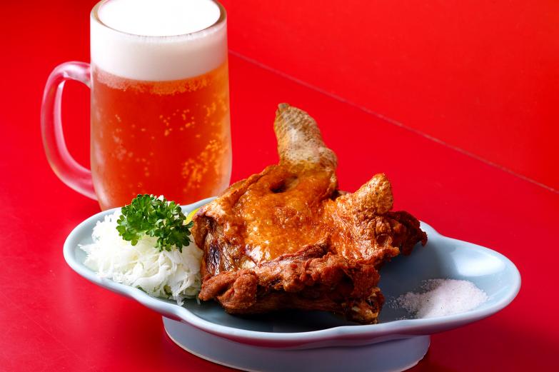 <span style="font-size:12px;"> 骨付きのまま豪快に揚げられた名物「とりもも揚げ」1500円は、表面はカリッと香ばしく、中はふっくらジューシー。<br> 熱々を手づかみでガブリといきたい、まさに看板メニューです。ビールとの相性もバッチリです！</span><br><br>