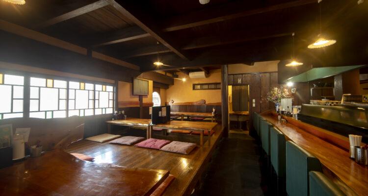 <span style="font-size:16px;"><a href="https://www.instagram.com/yutori_kitsuki_/"> <span style="color:#C9F2E3;"><u>食楽酒房 遊ゆとり</u></span></a><br > <span style="font-size:12px;"> きつき城下町にある、ぬくもりを感じる古民家居酒屋。カウンターや個室、小上がりなど席もいろいろあり、利用しやすい。中華そばや餃子なども人気！</span><br /> <span style="font-size:12px;"><span style="color:#FFFF00;">【スポット情報】</span><br /> 住所：大分県杵築市杵築388<br /> TEL：0978-69-7078<br /> 営業時間：11:00～14:30(LO14:00)/18:00～深夜0:00(LO23:00)<br /> 定休日：月曜</span><br /><br>