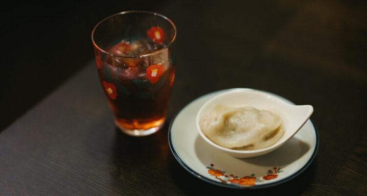 <span style="font-size:16px;"><a href="https://edit.pref.oita.jp/series/local-gourmet/3957/2/ "> <span style="color:#C9F2E3;"><u>小厨房 香凜</u></span></a><br > <span style="font-size:12px;">常時10種の日替わり餃子が楽しめる餃子の名店。大分の食材を使用し、生地から餡まですべて手作り。そして具材によって変わる調理法。食材本来の味を生かすというこだわりが詰まった餃子です。</span><br /> <span style="font-size:12px;"><span style="color:#FFFF00;">【スポット情報】</span><br /> 住所：大分県別府市元町10-1 <br /> TEL：090-9589-9545 <br /> 営業時間：18:00～22:00頃<br /> 定休日：不定休</span><br /><br>