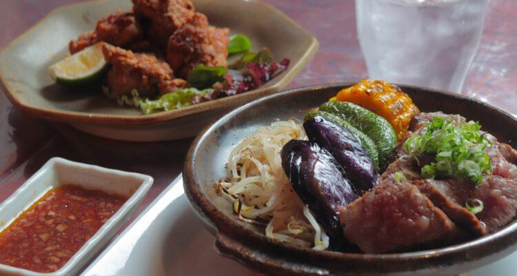 <span style="font-size:16px;"><a href="https://www.instagram.com/kobushinoki1004/"><span style="color:#C9F2E3;"><u>お食事処 こぶしの木</u></span></a><br ><span style="font-size:12px;"> 昼は定食屋、夜は居酒屋。地元食材で彩る手作り膳が魅力。夜には自家製ソースの「和牛ミニステーキ」や定食でも好評の「香る山しょう鶏唐揚げ」が揃う。</span><br /><span style="font-size:12px;"><span style="color:#FFFF00;">【スポット情報】</span><br />住所：大分県豊後大野市三重町小坂4165-12<br />TEL：070-5498-8891<br />営業時間：11：30～13：30（LO13：00）/18：00～21：00（LO20：30）<br />定休日：月曜※ほか不定休あり</span><br /><br>