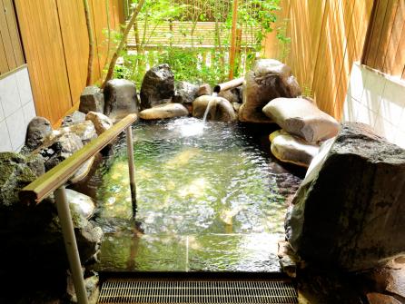 「吉祥の湯」の貸切湯は全６棟。すべて庭園に面しており情緒たっぷり