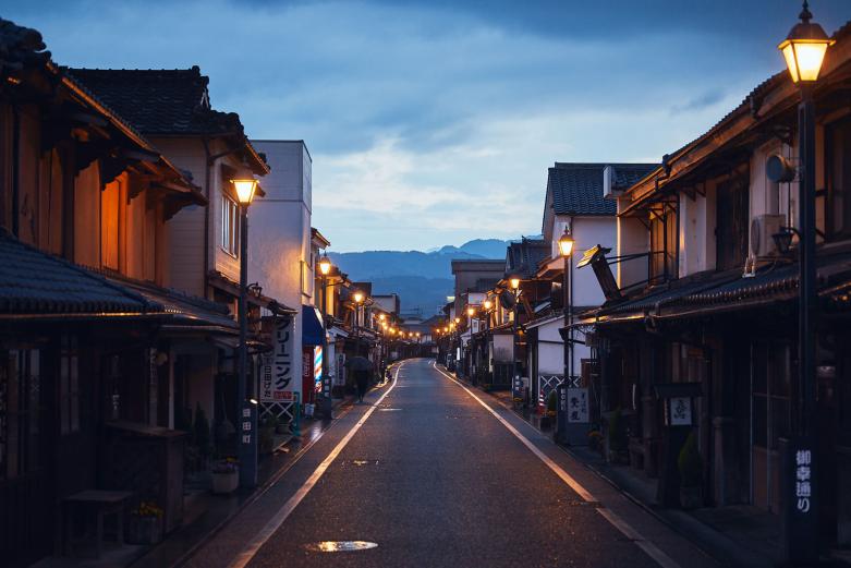 <span style="font-size:12px;"><font color="ffffff"> JR日田駅から徒歩15分ほど、少し足を延ばすと、江戸時代にタイムスリップしたかのような風情溢れるまち並みが広がります。当時の商家や土蔵が多く残り、歴史的建造物群保存地区でもある豆田町は、日田を訪れたら立ち寄りたいスポットです。<br> <br> 旅の夜を彩る宿にぴったりなのが、豆田御幸通りの入口に佇む一棟貸しの宿〈水処稀荘（すいこまれそう）〉。日田に入って来るとき、帰るときに多くの人が訪れるこの場所に、「豆田町や日田の底上げができるシンボルのひとつになれるような存在として根づいていけたら」と話す、オーナーの瀬戸口剛さん。その言葉どおり、日田杉や日田土を使用し、日田の職人によりつくられた〈水処稀荘〉では、宿泊を通して地元の素材の良さや、職人の技術をダイレクトに体感することができます。</font></span><br><br>