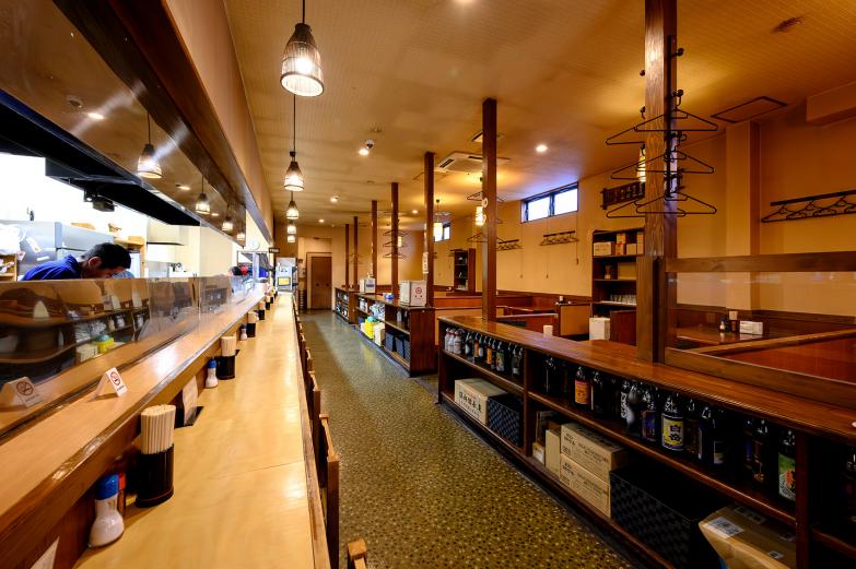 <span style="font-size:12px;"> 店内には活気がありながらも、どこか落ち着きがあり、訪れるたびに自然と長居したくなる心地良さ。<br> 長いカウンターがあるのでお一人様でも気軽に利用できます。<br> カウンターに腰を下ろせば、炭のはぜる音とやわらかな煙が一日の終わりをやさしく包み込みます。</span><br><br>