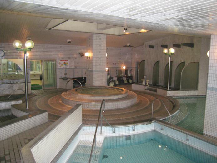 <font color="#800080"><strong>湯都ピア浜脇</strong></font><br>ヨーロッパのクアハウスがモデルの温泉。「バーデ・ゾーン（浴室）」としてかぶり湯・気泡浴・全身浴・圧注浴・うたせ湯・運動浴・寝湯があり、外には歩行浴や入浴の途中で休憩ができる和室休憩室を設置しており、いろいろな温泉を満喫することができる。<hr><span style="font-size:14px;">【DATA】<br >・住所／別府市浜脇1-8-20 <br>・電話／0977-25-8118 <br>・種類／内湯、サウナ<br>・泉質／単純温泉<br><a href=" https://www.city.beppu.oita.jp/sisetu/shieionsen/detail2.html " target="_blank"><font color="#0033ff">詳細はこちら</font></a></span><br><br>