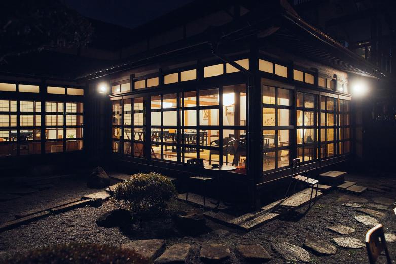 <span style="font-size:12px;"><font color="ffffff"> 窓一面に広がる三隈川を眺めながら、こだわりの料理や地酒を味わえる。</font></span><br><br>