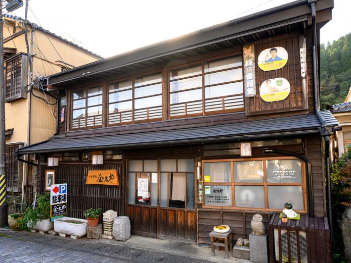 ▲レトロな雰囲気が心地良い食事処。地元の人にも大人気！