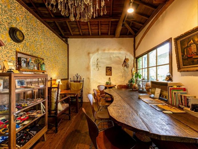 ▲末安さんご夫婦が手作りしたという店内は洞窟のようで暖かい光が差し込む