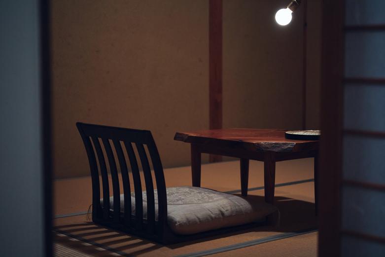 <span style="font-size:12px;"><font color="ffffff">2階の奥には書斎スペースも。くつろぎと集中、その日の気分によって、どちらもかなう畳と土壁に囲まれた和の空間。</font></span><br><br>