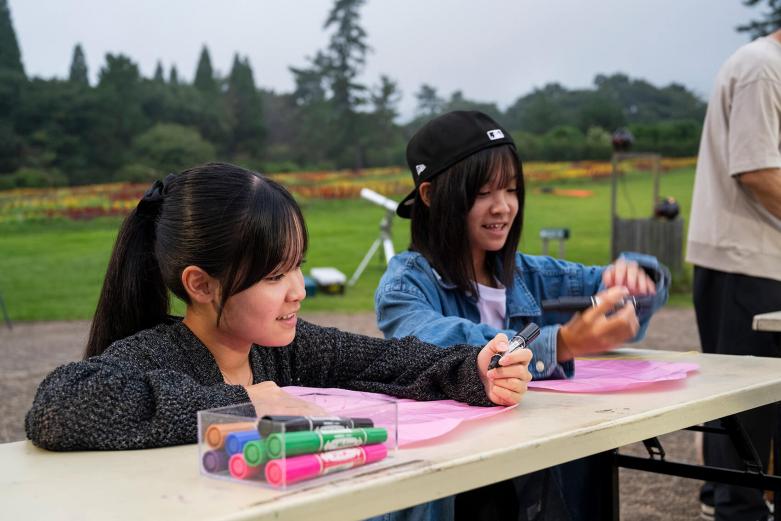 <span style="font-size:12px;">「星のお話し」が終わったあとは、みんなで願いを込めた“風船リリース”の時間です。まずはエコ風船に、心をこめて願いを書き込みます。みんな一生懸命です！ </span><br><br>