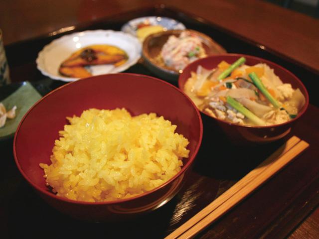 ■黄飯とかやく&lt;br&gt;「黄飯」はくちなしの実で炊いた鮮やかな黄色のご飯で、それに添えられる「かやく」は、エソのダシで大根、ニンジン、豆腐などをいためてから煮た汁物です。