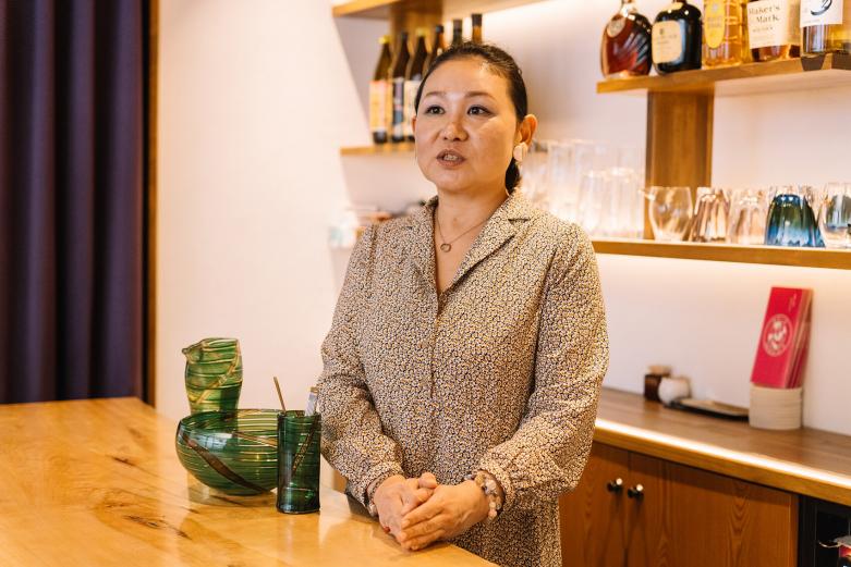 <span style="font-size:12px;"><font color="ffffff">はたさんの出身は大阪。堀場夫妻と同じ移住組で、堀場さんよりも１年ほど早く竹田に移り住み竹田のまちの人たちと交流を深めてきました。<br> <br> 「スナック jolie &amp; はた」という名前は、50年間化粧品店を営んでいた〈ジョリー紅屋〉という店舗をはたさんが引き継いだことから、「過去のジョリーと現代のはたが、まちの新たな未来をつないでいこう」と決意した思いが込められているといいます。<br> <br> 「竹田の魅力をひと言でいうと、“人”です。道を歩けば声をかけ合うし、移住者やUターンの人にもやさしい。竹田の人たちがいたから私はここで続けてこられました」と話すはたさん。困ったら当たり前のように助けてくれる人がいる、都心にはなかったそんな竹田の関係性が魅力なのだそう。</font></span><br><br>