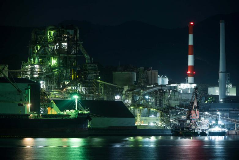 <span style="font-size:12px;"><font color="ffffff">昼間見ていたのとはまったく違う光景に、思わずうっとり。またカメラを通して映る津久見の工場夜景は、肉眼とはひと味違う、じんわりと趣深い光と水の共演を映し出してくれます。</font></span><br><br>