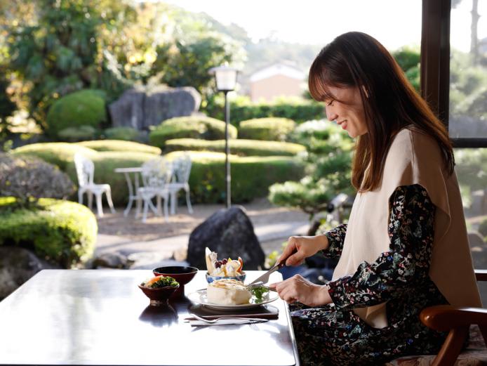 ▲美しい日本庭園と池で泳ぐ鯉を眺める縁側の席が人気