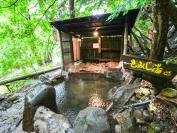 貸切の渓流露天風呂「もみじ湯」。すぐそばの川からせせらぎが絶え間なく耳に届く