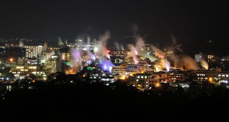 <span style="font-size:16px;"><a href="https://beppu-tourism.com/spot/yukemuri-tenbodai/"> <span style="color:#C9F2E3;"><u>湯けむりライトアップ</u></span></a><br > <span style="font-size:12px;"> 鉄輪一帯で立ち上る湯けむりを望む湯けむり展望台。土・日曜、祝日にはライトアップされ、「日本夜景遺産」に認定された幻想的な湯の町の景色が楽しめます。</span><br /> <span style="font-size:12px;"><span style="color:#FFFF00;">【スポット情報】</span><br /> 住所：別府市鉄輪温泉一帯<br /> TEL：0977-24-2828（別府市観光協会）<br /> 営業時間：19:00～21:00</span><br /><br>