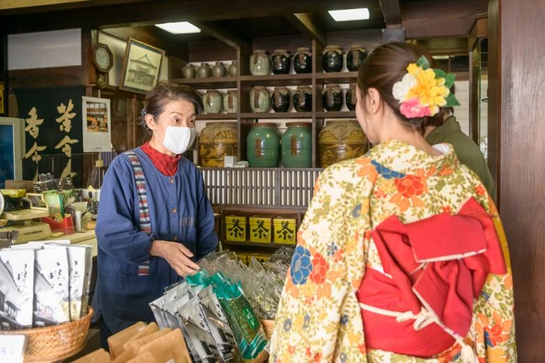 国東半島の契約農家で摘んだ茶葉を、店舗に併設した製茶工場で丁寧に仕上げた茶葉を販売。まろやかでコクや深みのある深蒸煎茶「豊国一」100g1620円などが人気です。