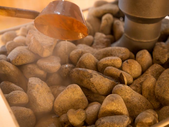 ▲ロウリュ用のアロマ水は、オーガニックアロマオイルを使用。木や花のいい香りが広がります。