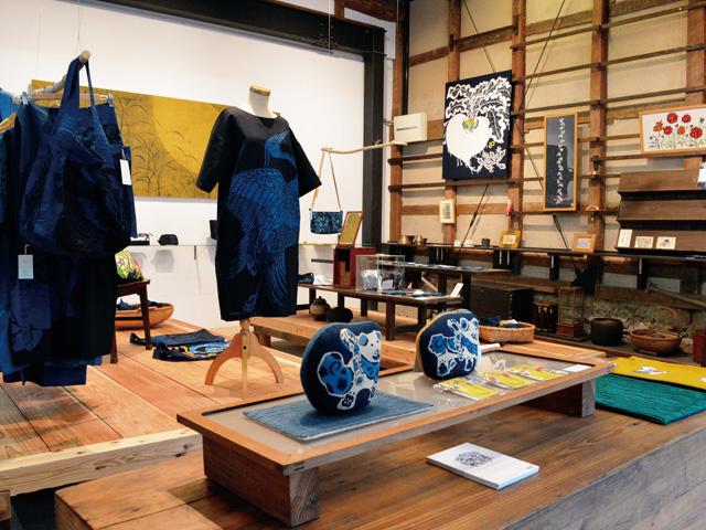 <font color="#ff1493"><strong>紺屋そめかひ</strong></font><br>染色家の辻岡快さんが自ら育てた“たけた有機藍”で、鮮やかなオーガニックインディゴに染めた生活に寄り添う作品が並びます。ていねいな手仕事で仕上げた洋服やのれん、ストールなど、中には竹田の文化からイメージを派生させたデザインもあります。<hr><span style="font-size:14px;"><strong>【DATA】 </strong><br /> 住所／竹田市竹田町21<br>電話／0974-62-4188<br>駐車場／1台<br>アクセス／竹田ICから車で約5分<br /><a href="http://somekai.com/" target="_blank"><font color="#0033ff">詳細はこちら</font></a></span>
