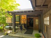囲炉裏を囲みながら地の味を堪能できる料理宿としても支持を集める