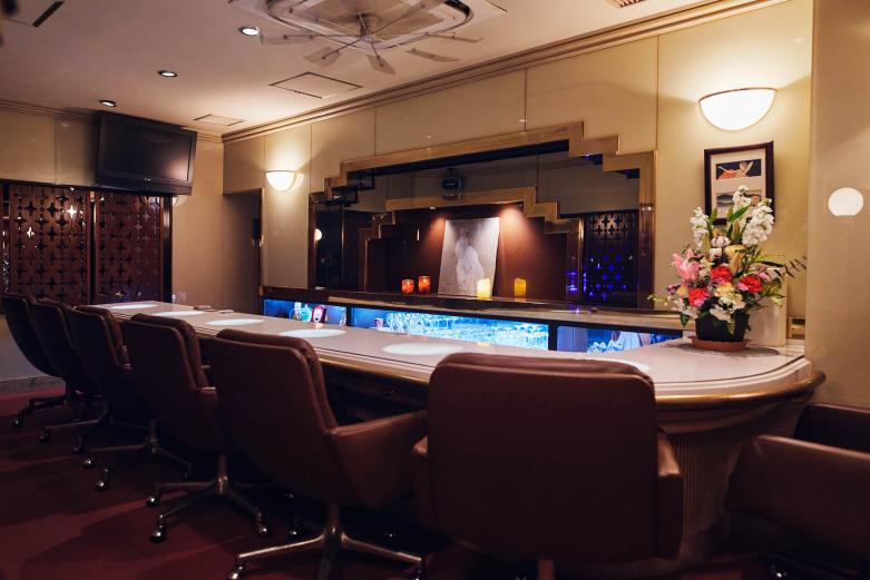 <span style="font-size:12px;"><font color="ffffff"> コロナ禍では客足が一斉に遠ざかる大ピンチに。地元企業から取り寄せた消毒液をペットボトルに入れまちの全店舗に配るなど、メンバー一丸となり乗り越えました。<br> 「コロナ禍が落ち着いたいま、都町をさらに盛り上げる策をみなさんと知恵を絞っているところです」</font></span><br><br>