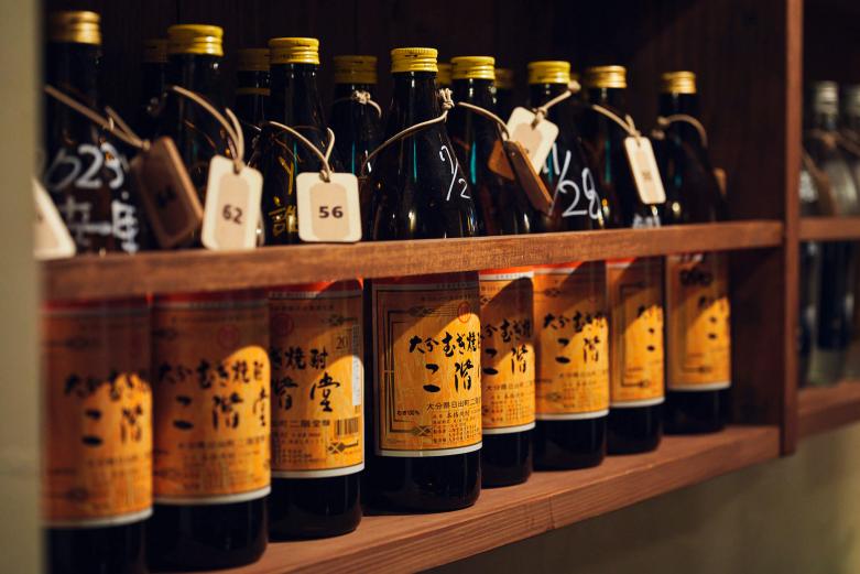 <span style="font-size:12px;"><font color="ffffff">お酒は麦焼酎、日本酒、カクテル、ビールまで充実。地酒も豊富で、本格麦焼酎〈二階堂（にかいどう）〉はもちろん、国税庁鑑評会で日本一となった〈耶馬美人（やばびじん）〉（770円）も発見。後者は、麦焼酎業界では常識となっている「麹・掛ともに原料を100％麦にて醸す製法」を製造元の〈旭酒造〉が業界で初めて開発したことから“大分麦焼酎の元祖”とも呼ばれています。</font></span><br><br>