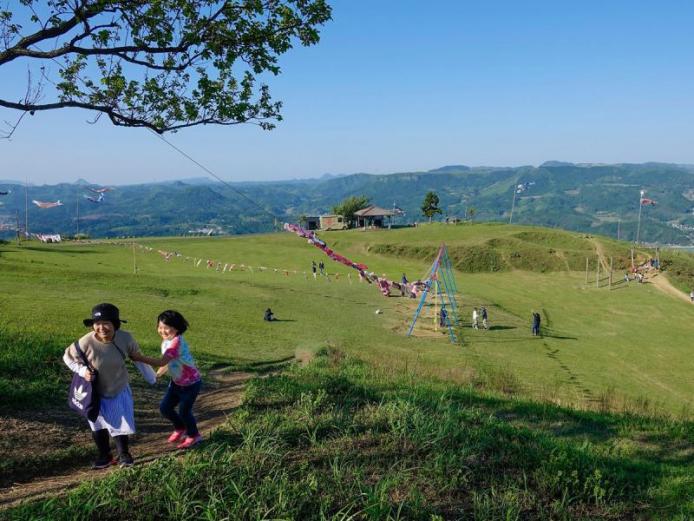 &lt;font color=&quot;#800080&quot;&gt;&lt;strong&gt;伐株山（きりかぶさん）&lt;/strong&gt;&lt;/font&gt;（玖珠町）&lt;br&gt;玖珠町のシンボルとして親しまれており、“巨大な楠の伐株”という伝説もある山。山頂は草原が広がり、展望休憩舎や“ハイジ”になったような気分が楽しめる巨大ブランコなどがあり、ピクニックが楽しめます。山頂付近まで車で行けるので、登山初心者にもおすすめです。&lt;br&gt;&lt;span style=&quot;font-size:14px;&quot;&gt;&lt;strong&gt;&lt;hr&gt;【DATA】 &lt;/strong&gt;&lt;br /&gt; 住所／玖珠町大字山田&lt;br&gt;電話／0973-72-7153（玖珠町企画商工観光課）&lt;br&gt;&lt;a href=&quot;https://kusumachi.jp/kirikabusan/&quot; target=&quot;_blank&quot;&gt;&lt;font color=&quot;#0033ff&quot;&gt;詳細はこちら&lt;/font&gt;&lt;/a&gt;&lt;/span&gt;&lt;br&gt;&lt;br&gt;