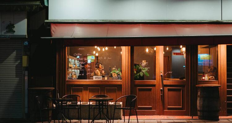 <span style="font-size:16px;"><a href="https://www.instagram.com/beppuspiritsbar.lamp/"> <span style="color:#C9F2E3;"><u>Beppu Spirits Bar LAMP</u></span></a><br > <span style="font-size:12px;"> 蒸留酒専門のバー。九州の焼酎やジン、ウイスキーなど満喫できます。また、サイフォン抽出のコーヒー、エスプレッソのカクテルも提供。気軽に蒸留酒を体験できる空間です。</span><br /> <span style="font-size:12px;"><span style="color:#FFFF00;">【スポット情報】</span><br /> 住所：大分県別府市北浜1-10-9<br /> TEL：080-2554-6382<br /> 営業時間：19:00〜23:30(LO)<br /> 定休日：水曜日</span><br /><br>