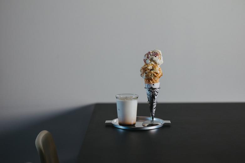 <span style="font-size:12px;"><font color="ffffff"> キャラメル、クッキー＆クリームなど季節がわりで4種前後のアイスから選べる「アイスクリーム」(写真はダブル)、写真左は「チャイティー」(写真はアイス)。<br> <br> カフェにおいても一切の妥協がありません。井上さんは「良くなるとわかっているなら、そうしないではいられない」人。例えば、今や名物になっているアイスクリーム（時期によってはソフトクリームを提供）は、注文後に、そのコーンを一枚一枚、手焼きするという力の入れようです。<br> <br> 「焼きたてのおいしさを知ってしまったら、もうつくり置きはできなくなってしまって」と苦笑いする井上さん。香ばしい香りとともに、サックサクの食感をもたらすコーンは、アイスクリームの味わいも引き立ててくれました。「チャイティー」に用いるチャイシロップも当然、自家製。スパイスの配合から煮詰める時間、過程を何度も調整し、完成させた自慢のレシピで仕上げています。</font></span><br><br>