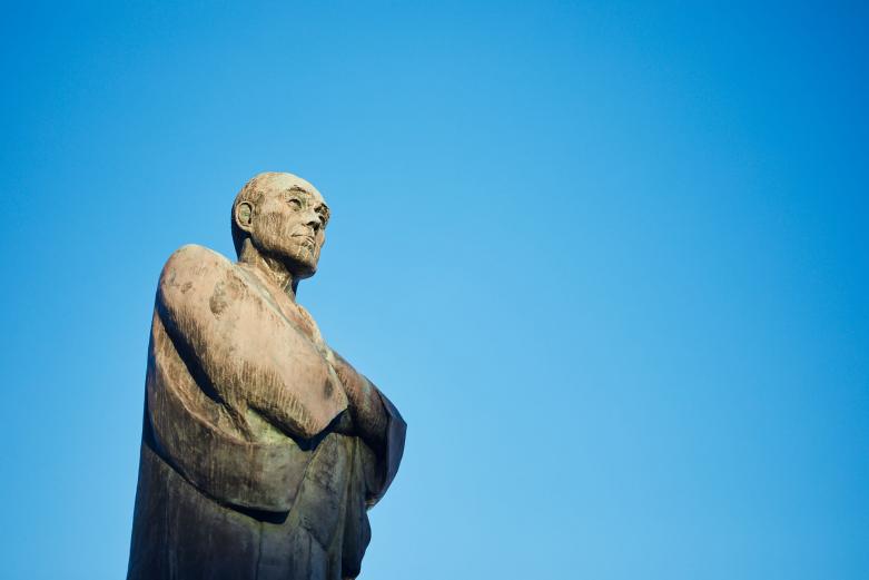 <span style="font-size:12px;"><font color="ffffff"> 駅前広場では、中津が生んだ“一万円札の顔”であり慶應義塾大学創設者でもある言論人・福澤諭吉の銅像が町を見守っていました。</font></span><br><br>