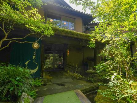 静かな森の中に佇み、ゆったりとした時間を過ごせる名宿