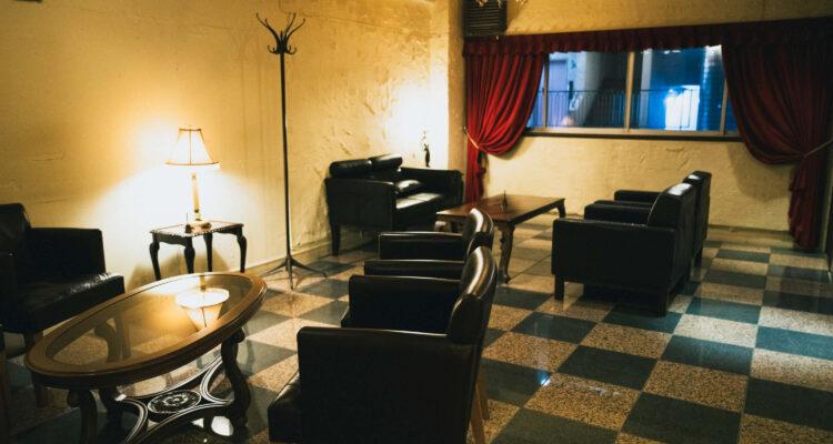 <span style="font-size:16px;"><a href=" https://www.barvisione.com/ "> <span style="color:#C9F2E3;"><u>BAR VISIONE</u></span></a><br > <span style="font-size:12px;"> 24年の歴史を持つバー。アンティーク家具や照明を設えたこだわりの店内。クラシックカクテルを中心にスコッチやブランデーなど上質な蒸留酒も楽しめる大人の空間です。</span><br /> <span style="font-size:12px;"><span style="color:#FFFF00;">【スポット情報】</span><br /> 住所：大分県大分市都町2-5-13 白銀ビル３階<br /> TEL：097-534-8086<br /> 営業時間：金・土曜19:00～翌2:00/月～木曜19:00～翌1:00<br /> 定休日：日曜、祝日※金・土曜が祝日の場合は営業</span><br /><br>