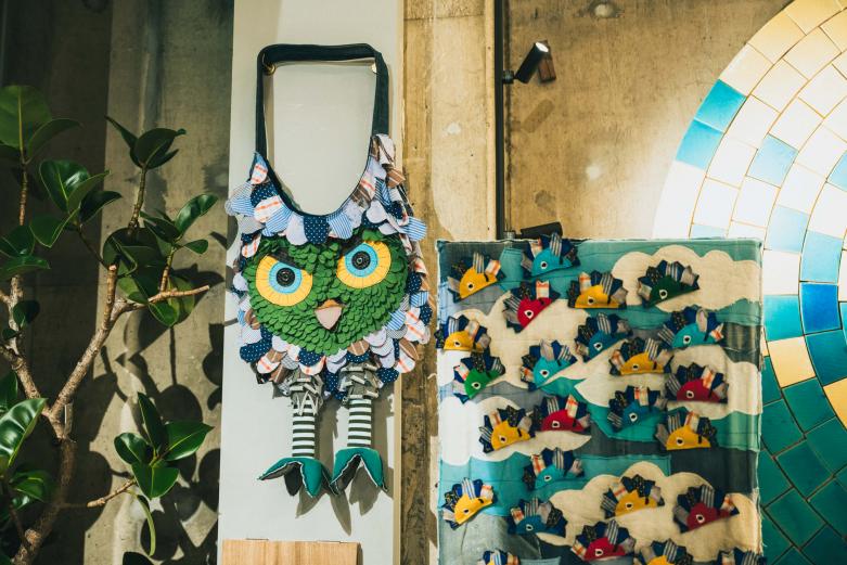 <span style="font-size:12px;"><font color="ffffff"> 大分市在住の安部泰輔さんの作品。スタッフの古い服などのファブリックを集めてつくったそう。<br> <br> 特別な金曜日にはアーティストバーも開催。別府に暮らすさまざまなアーティストがホストとなり、作品を展示したりトークをしたり、そのときによっていろいろなことが起こる予感。「日頃あまりアートに触れない人も、アートが好きだけどどう関わっていいかわからない人も、気軽に来てもらって、アーティストと触れ合ってもらえれば」と坂本さん。これからますますおもしろい場所になりそうです。</font></span><br><br>