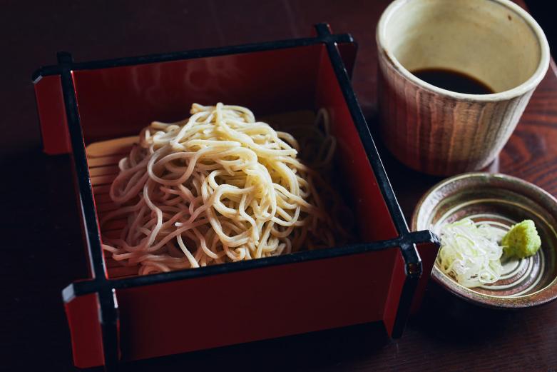 <span style="font-size:12px;"><font color="ffffff"> 名物の「ざる蕎麦」（850円）。のど越し軽やかな手打ち蕎麦は、お酒のお供や旅の締めくくりにも。</font></span><br><br>