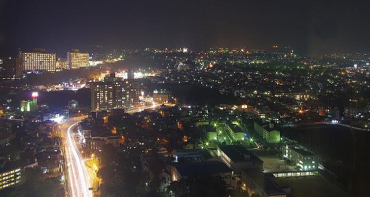 <span style="font-size:16px;"><a href="https://www.b-conplaza.jp/visiter/globaltower/"> <span style="color:#C9F2E3;"><u>グローバルタワー</u></span></a><br > <span style="font-size:12px;"> 地上100mに位置するガラスの箱のような印象の展望台から、夜には「日本夜景遺産」に認定されたムード満点な街の煌めきが眼前に広がります。</span><br /> <span style="font-size:12px;"><span style="color:#FFFF00;">【スポット情報】</span><br /> 住所：大分県別府市山の手町12-1<br /> TEL：0977-26-7111<br /> 営業時間：3月~11月9:00~21:00／冬季営業時間12月~2月9:00~19:00<br /> 定休日：年末年始(12月29日～1月3日)</span><br /><br>