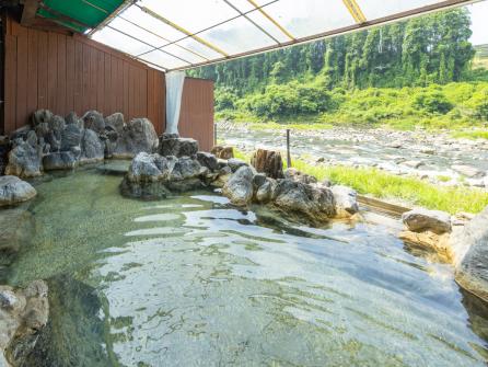 2022年にリニューアルオープン。川と一体化したような半露天風呂