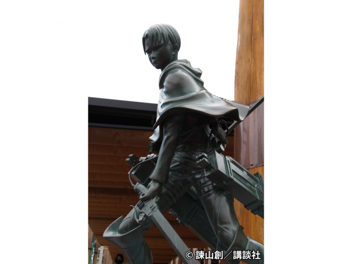 <font color="#A52A2A"><strong>日田駅南広場</strong><br> </font>日田駅を出てすぐの広場に、『進撃の巨人』のキャラクター・リヴァイ兵士長の像があり、日田市のなかでも有数のフォトスポットになっています。他にも、日田駅内には『進撃の巨人』のパネルなどがあるので探してみても良いですね。 毎年7月にある「日田祇園山鉾集団顔見世」では、広場に山鉾が集まり迫力ある光景が広がります。<br><a href="https://www.visit-oita.jp/events/detail/14028" target="_blank"><font color="#0033ff">詳細はこちら</font></a><br>