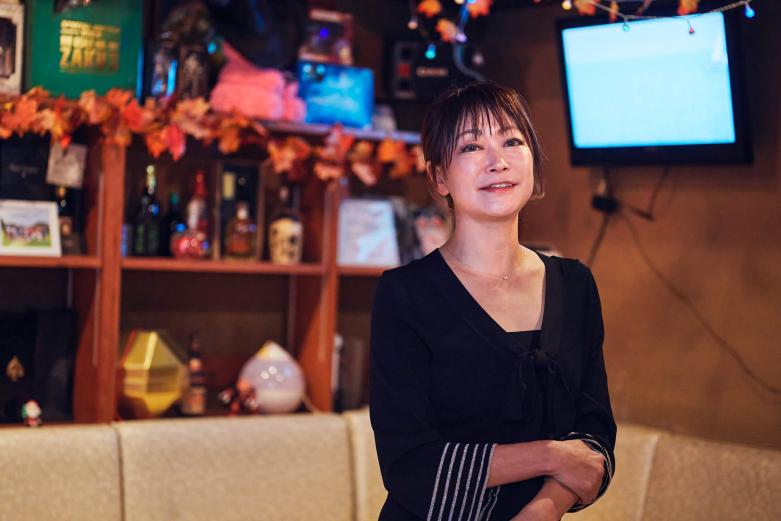 <span style="font-size:12px;"><font color="ffffff"> ゴルフが「引くほど上手」という〈momokA〉佐藤理沙ママ（年間100ラウンド、ベストは68！）。大分はゴルフ場が安いので、ゴルフ〜フグ料理〜都町コースをたどる観光客も多い。<br> <br> 理沙ママは「華都会」を通じて感じる「都町の課題」を次のように話します。<br> <br> 「大分駅周辺は、繁華街と歓楽街エリアがしっかり分かれているのが特徴なんです。それがウケて都町も賑わってたんやけど、その分お客さんの流れが分断されがちで、ひと昔前までは“ちょっと治安が悪くて怖いまち”“遊び人が行くまち”みたいなマイナスイメージがついていました。観光客も夜は知名度の高い別府に流れがちでしたね……」</font></span><br><br>