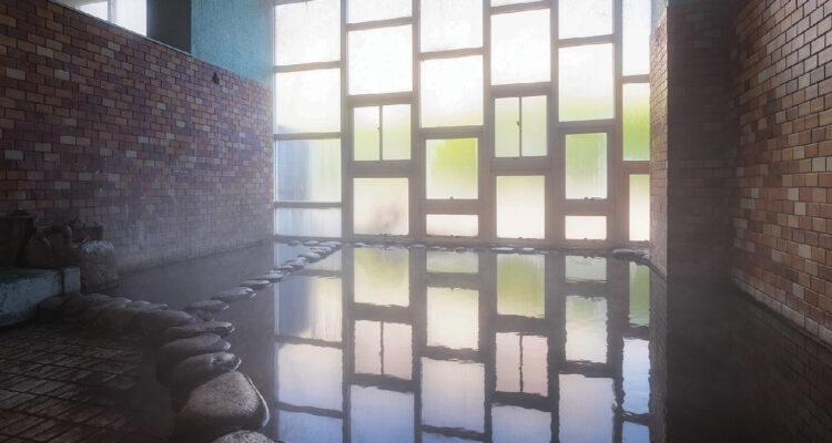 <span style="font-size:16px;"><a href="https://www.city.yufu.oita.jp/kankou/onsen/onsen_cate1_1/otomaru"> <span style="color:#C9F2E3;"><u>乙丸温泉館</u></span></a><br > <span style="font-size:12px;"> JR由布院駅から徒歩約5分にある、どことなくレトロな雰囲気が漂う温泉館。入浴者は2階の大広間（1名1時間100円）が利用でき、食べ物の持ち込みも可。</span><br /> <span style="font-size:12px;"><span style="color:#FFFF00;">【スポット情報】</span><br /> 住所：大分県由布市湯布院町川上2946-1<br /> TEL：0977-84-3573<br /> 営業時間：6:30~22:00<br /> 定休日：第3木曜</span><br /><br>