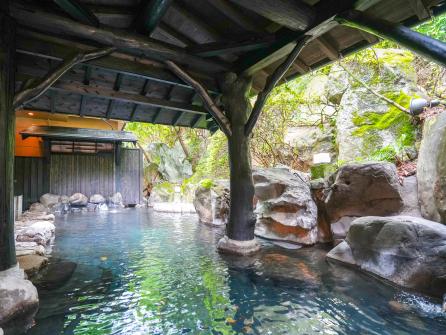 大浴場「殿の湯」の庭園露天風呂。森の中に溶け込むような静けさがまた心地よい
