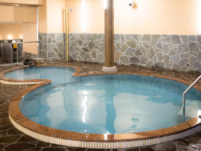 <font color="#800080"><strong>ひょうたん温泉</strong></font><br>泉質は全国でも珍しい弱酸性の塩化物泉で、保湿成分のメタケイ酸は基準値の9倍とトップクラスを誇り、美肌の湯としても知られている。露天風呂、砂湯、瀧湯、蒸し湯などバラエティに富んだ温泉を楽しむことができ、食事処や無料休憩所もあるので1日ゆっくりと過ごせる。<hr><span style="font-size:14px;">【DATA】<br >・住所／別府市鉄輪159-2<br>・電話／0977-66-0527<br>・種類／内湯、露天、サウナ、貸切湯<br>・泉質／ナトリウム-塩化物泉<br><a href="https://www.hyotan-onsen.com/ " target="_blank"><font color="#0033ff">詳細はこちら</font></a></span><br><br>