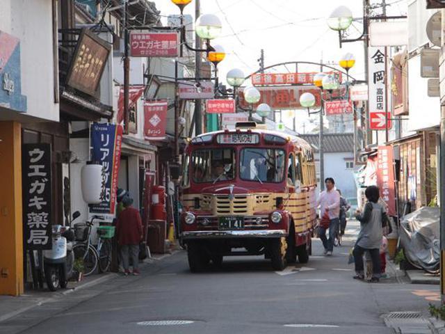 <font color="#ff1493"><strong>昭和の町</strong></font><br>昭和30年代当時の活気と賑わいある商店街を再生させ、温かくも懐かしい雰囲気に浸ることのできる街。レトロな看板や建物が並ぶ町並みを散策すれば、昭和時代にタイムスリップしたようです。<hr><span style="font-size:14px;"><strong>【DATA】 </strong><br /> 住所／豊後高田市新町989-1<br>電話／0978-23-1860（豊後高田市観光まちづくり株式会社）<br>駐車場／あり<br>アクセス／宇佐ICから車で約20分<br /><a href=" https://www.city.bungotakada.oita.jp/site/showanomachi/list3-218.html" target="_blank"><font color="#0033ff">詳細はこちら</font></a></span>