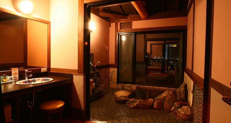 <span style="font-size:16px;"><a href="http://www.yosinoya.co.jp/onsen/"><span style="color:#C9F2E3;"><u>良の湯 舞千花</u></span></a><br ><span style="font-size:12px;"> 大浴場の大きな窓からは別府湾を一望でき、入浴時間によって異なる景色を眺めることができます。「アルカリ性単純温泉」は掛け流しで、保湿力が高いのが特徴。</span><br /><span style="font-size:12px;"><span style="color:#FFFF00;">【スポット情報】</span><br />住所：大分県大分市東原2-1-18<br />TEL：097-529-5526<br />営業時間：11:30～深夜0:00（受付23：00まで）<br />定休日：火曜　※祝日の場合は営業</span><br /><br>