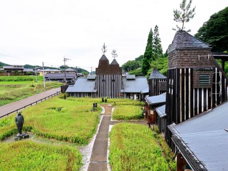 自然素材を用いた三角屋根の建物から、遊び心が感じられる